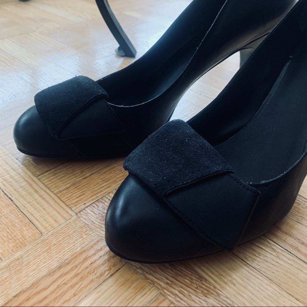 Black Guess 8.5 round toe Pumps with bow